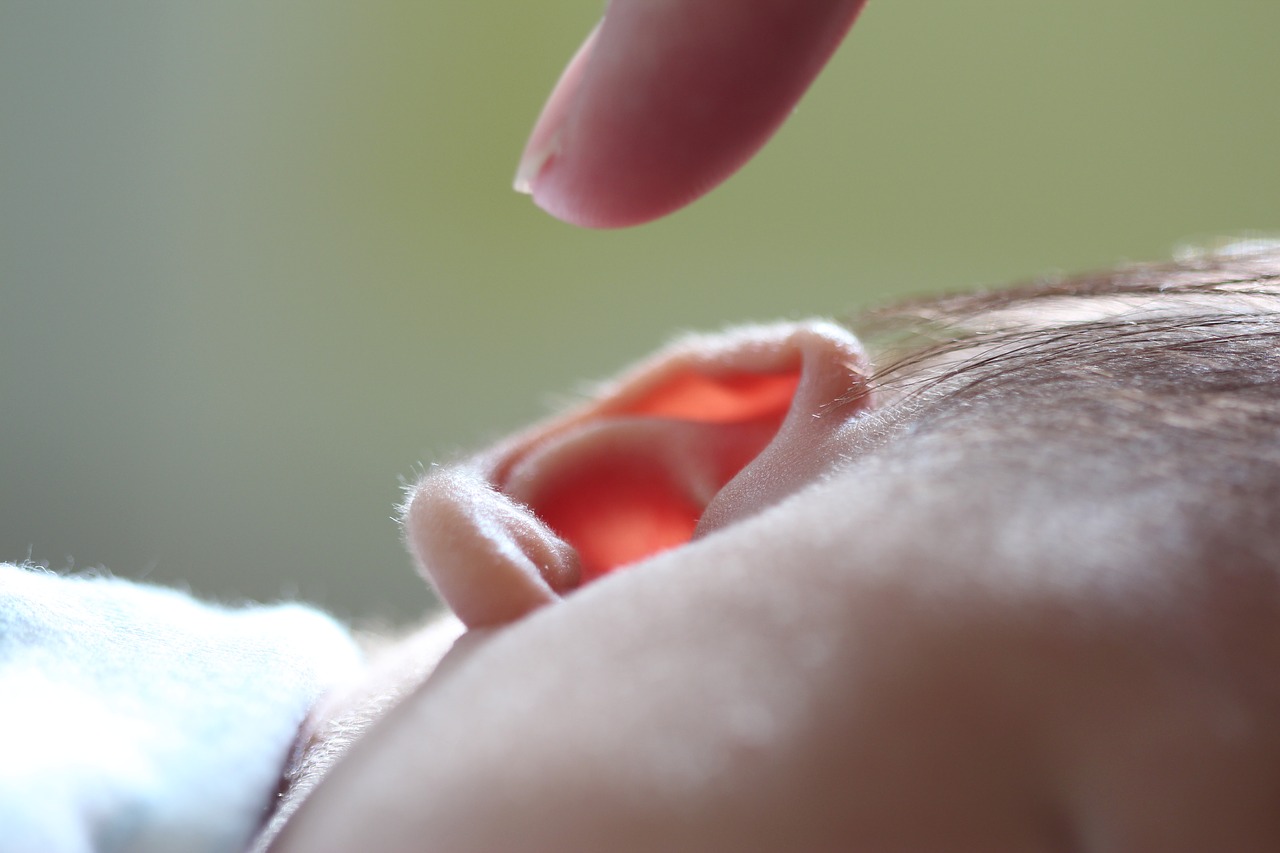 przekłuwanie uszu niemowlętom